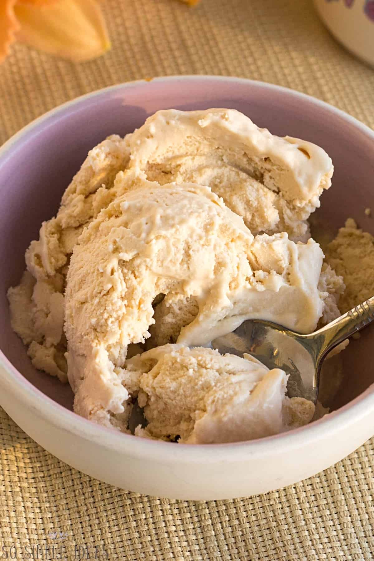 keto peach ice cream no eggs in bowl with spoon